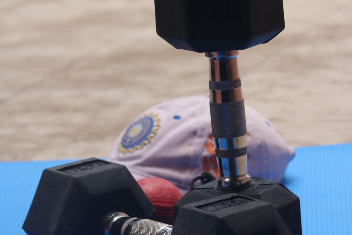 Descanso entre series en el gimnasio