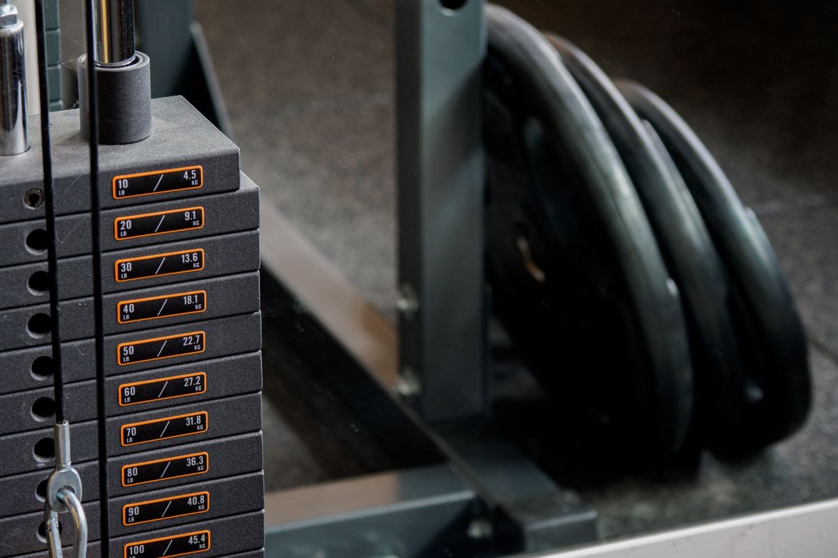 Peso libre y máquinas en el gimnasio